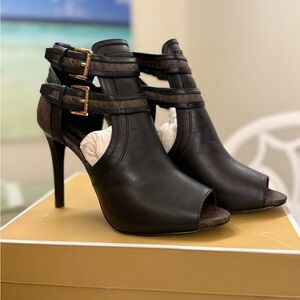 NEW WITH BOX MICHAEL KORS Heels Black and Brown Leather Size US 7.5